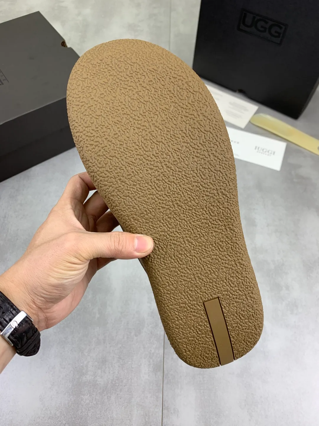 Men's shoes 💰P640 New IUGGI New New Tire Men's Shoes Real cowhide on the outside, Australian wool on the inside, light and easy to put on, brand logo, full of high-end feel, men's style! Men's style! Rarely seen in the market are retro outdoor shoes. They look great on the feet. Mainly because they are so stylish, comfortable and versatile. Color: black, gray, maroon. Size: 39-44